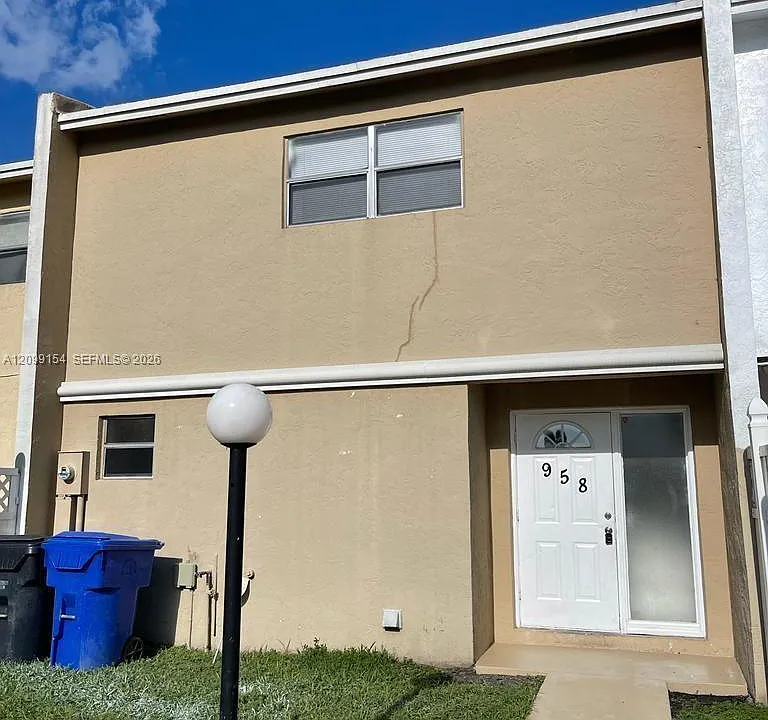 958 SW 74th Ave