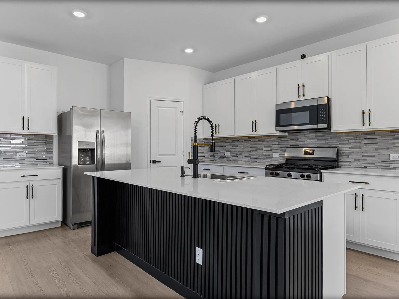 4 bed, 3.0 bath, 2472 sqft, $2,675 — Photo 4