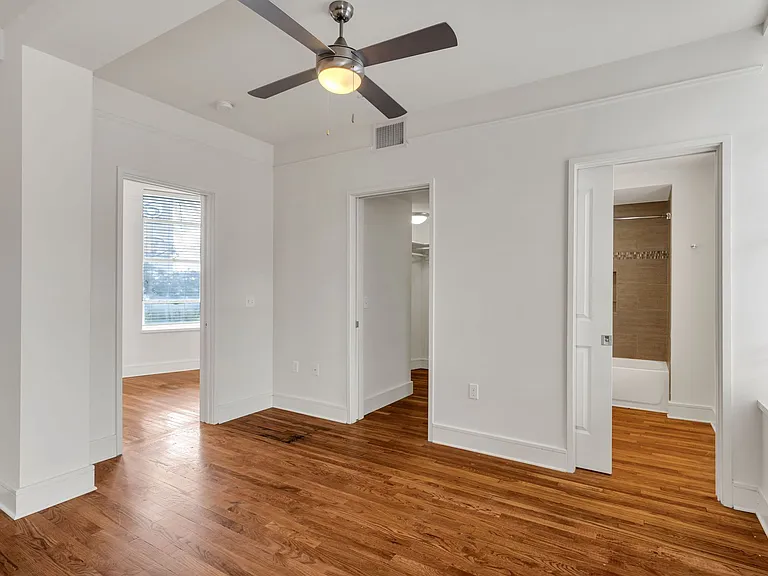 The Howard Luxury Apartments — Photo 15