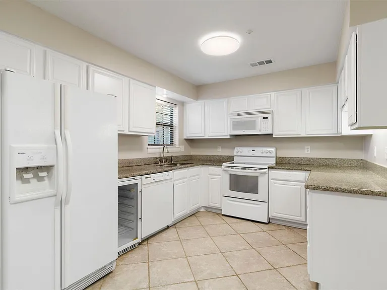 1042 Augusta Dr #1042 — Photo 6