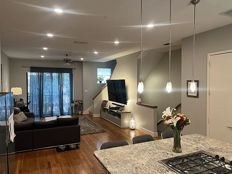 2411 N Hall St #6 — Photo 4