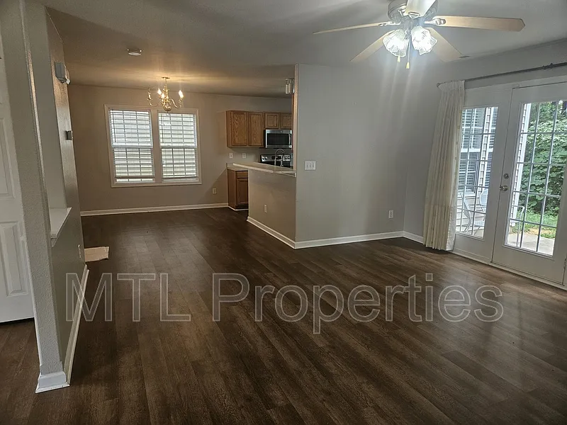 3 bed, 3.0 bath, 1645 sqft, $2,100 — Photo 3