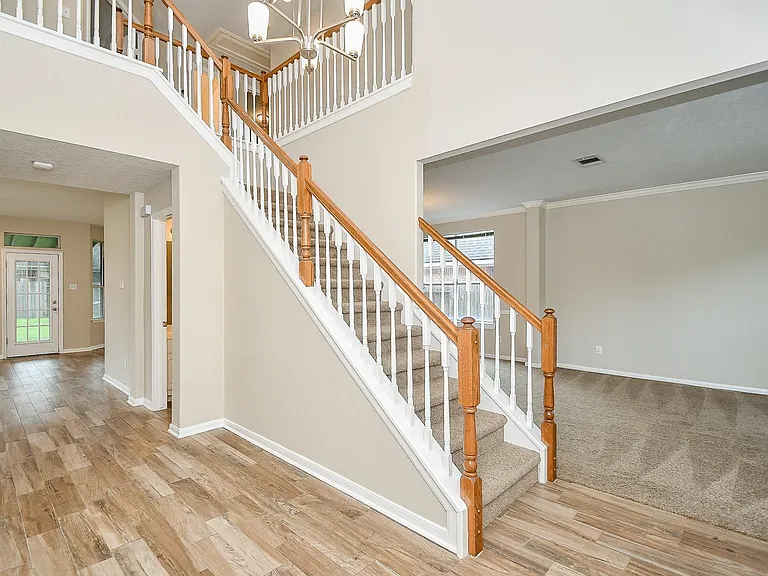 215 Windrift Ct — Photo 18