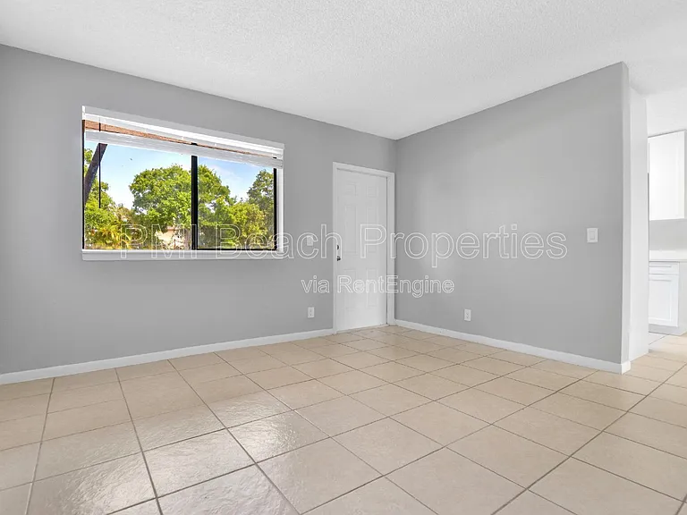 400 Nottingham Cir #D — Photo 1