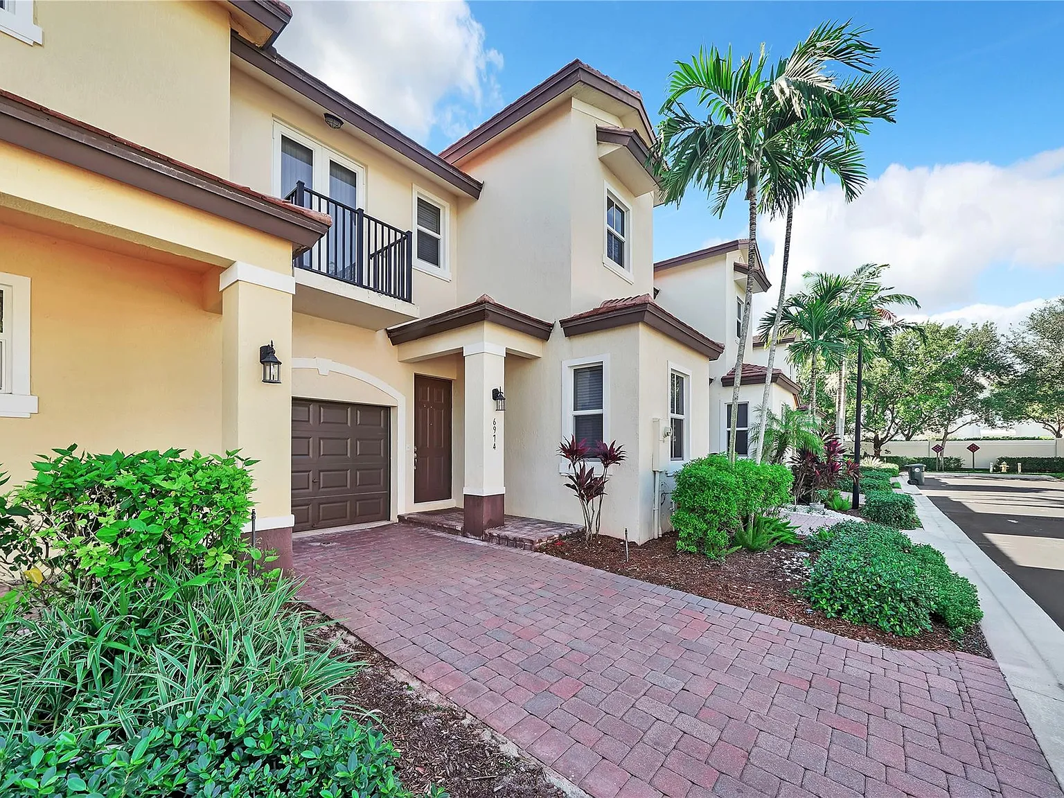 3 bed, 3.0 bath, 1672 sqft, $3,400 — Photo 2