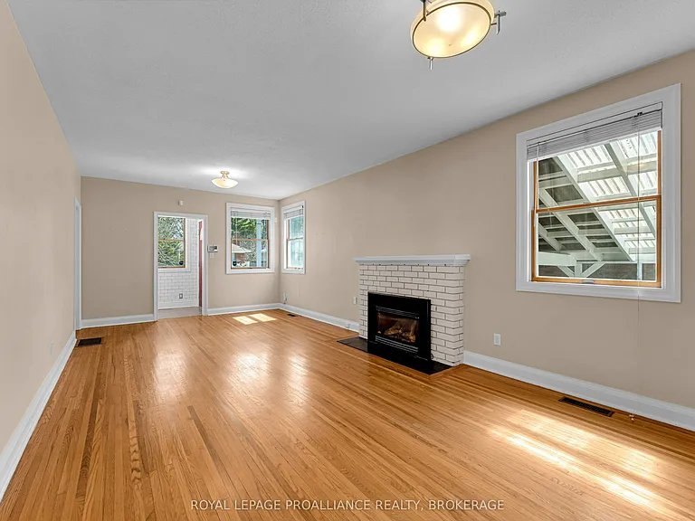 524 College St — Photo 8