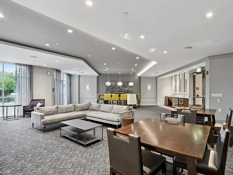 Hunt Valley - Lounge with common area seating and kitchenette