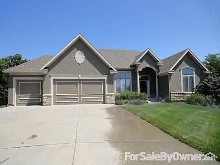Front : great yard with sprinkler system, 3 car garage