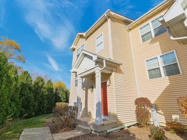 29 W Big Horn Dr, Hainesville, IL 60073