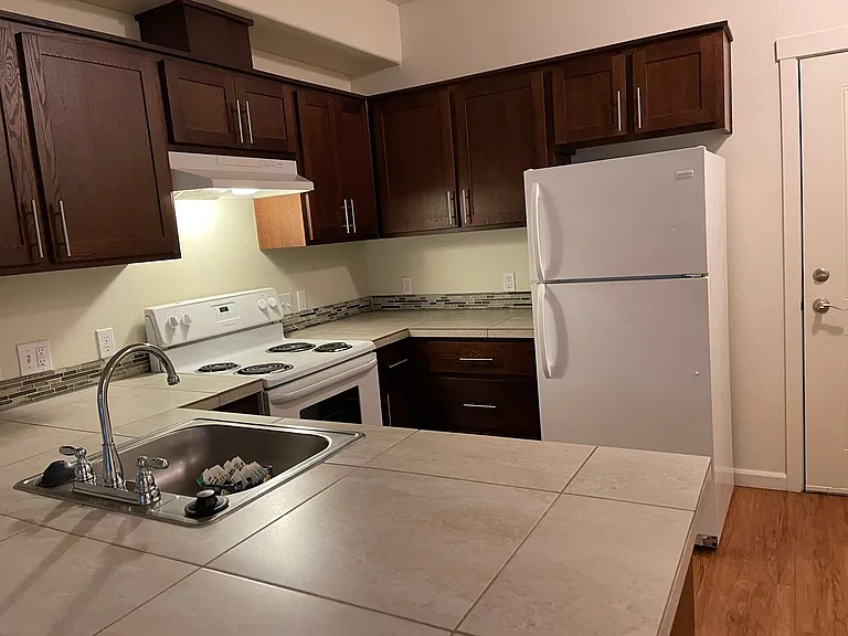 Por01 - Portsmouth Manor — Photo 8