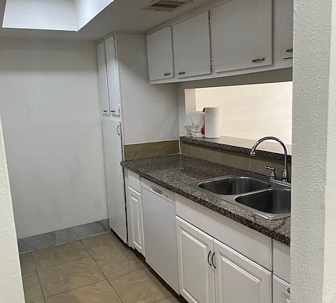 3rd image of 8360 Leamont Dr