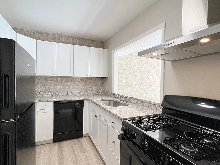 2529 Spring Garden St — Photo 6
