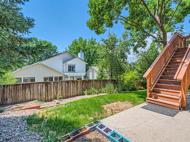 952 Thames St — Photo 26