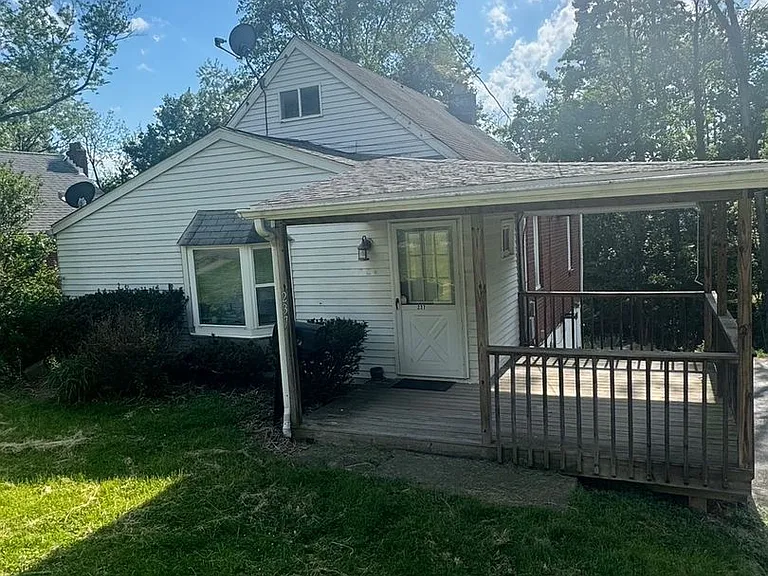 237 Collins Dr — Photo 2