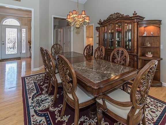 Dining room area with hardwoods opens to great room, great for entertaining