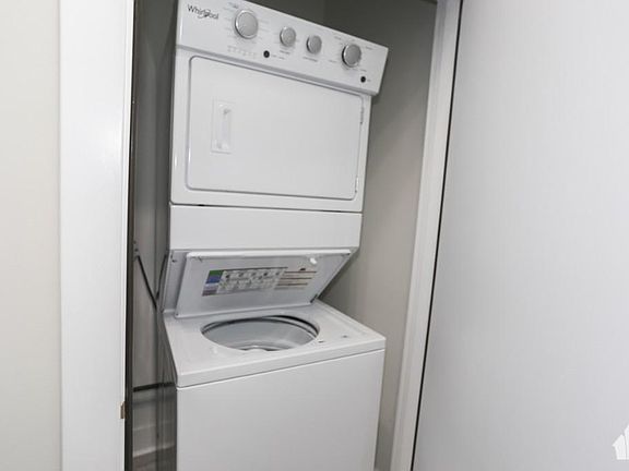 4th image of 2959 N Hamlin Ave #212