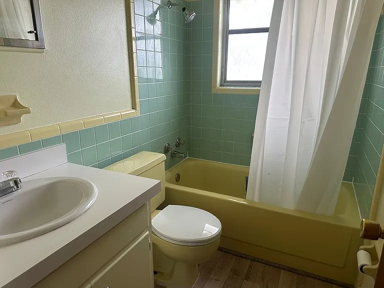 200 S Moss St — Photo 16