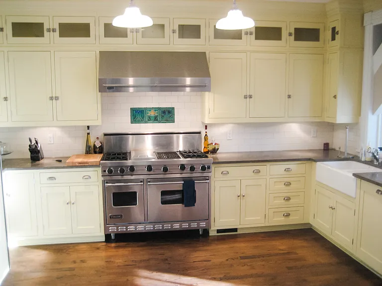 3319 N Southport Ave — Photo 2