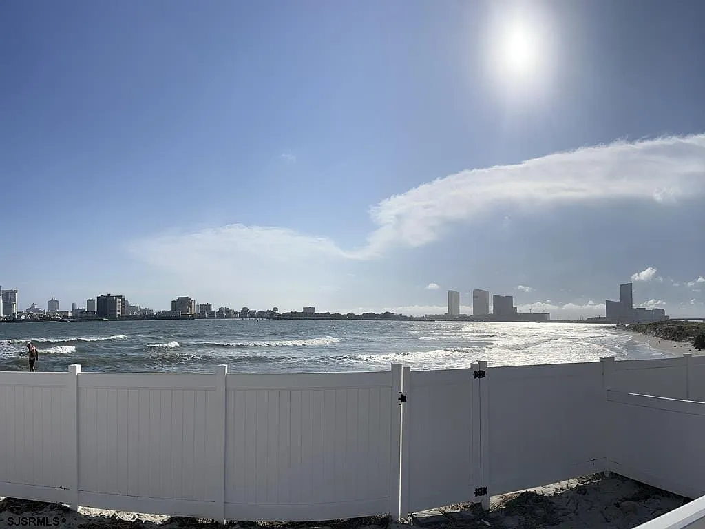 3 bed, 2.0 bath, $6,950 — Photo 2