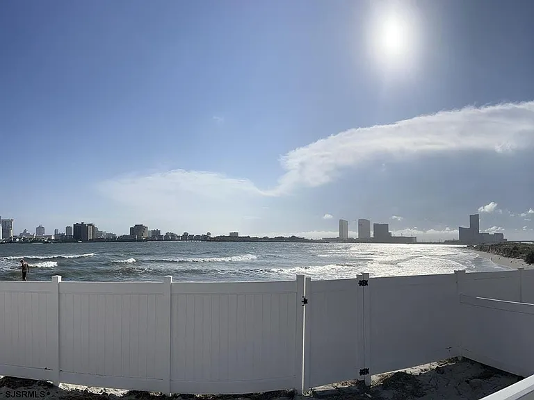 38 Ocean Dr W — Photo 2