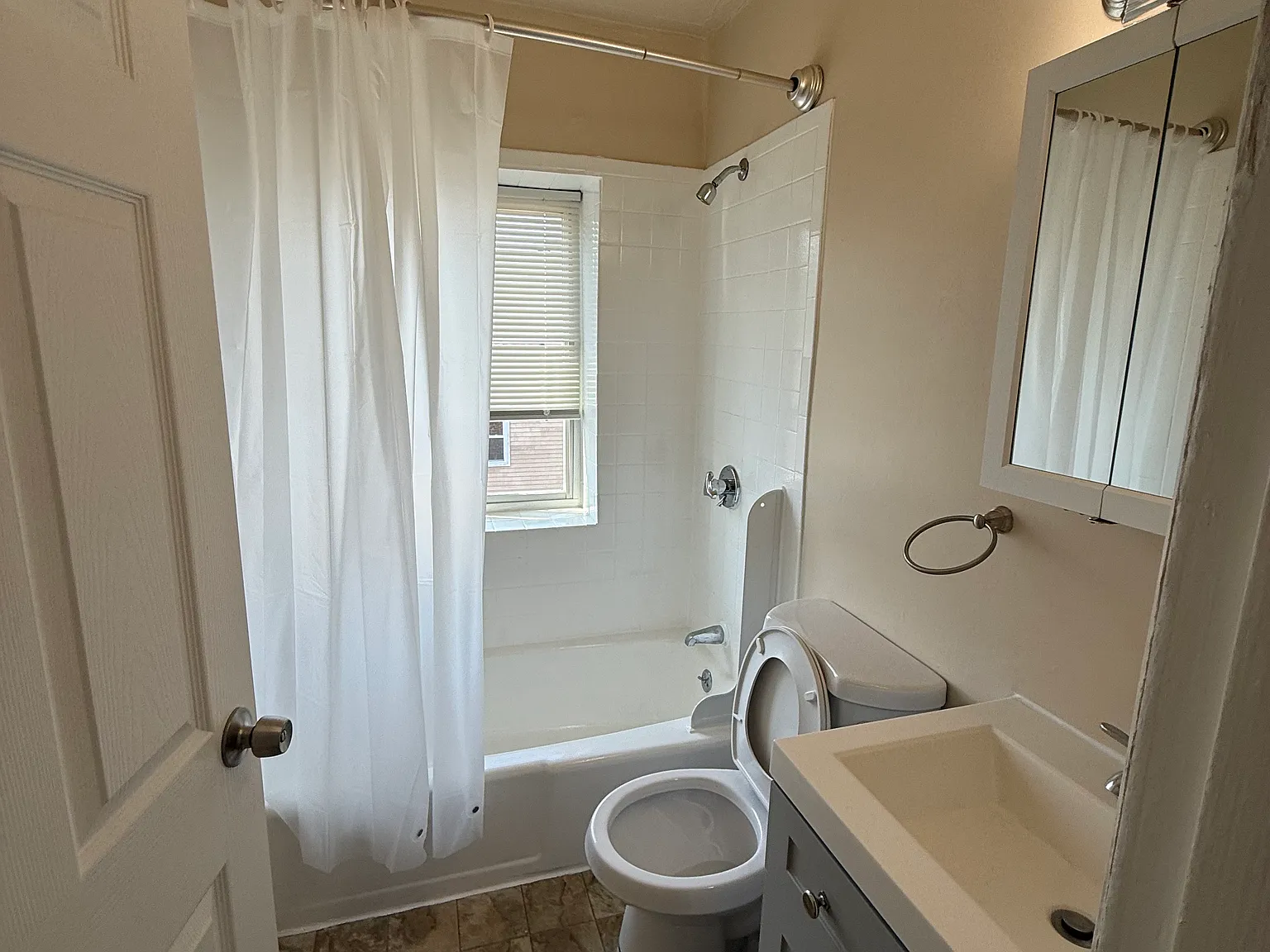 2 bed, 750 sqft, $2,550 — Photo 3