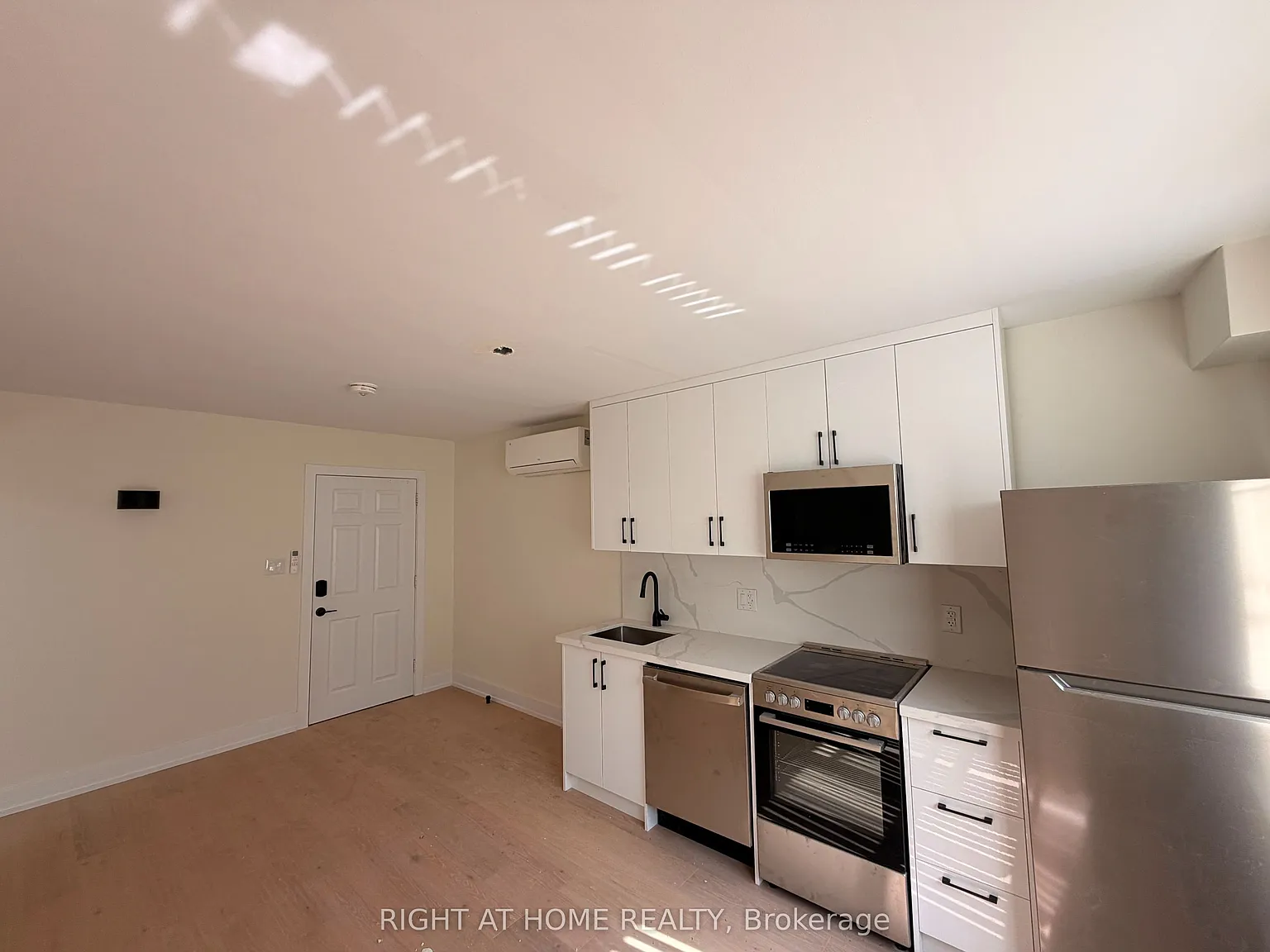 1 bed, $2,000 — Photo 1