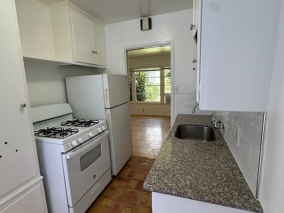 5th image of 938 11th St APT D