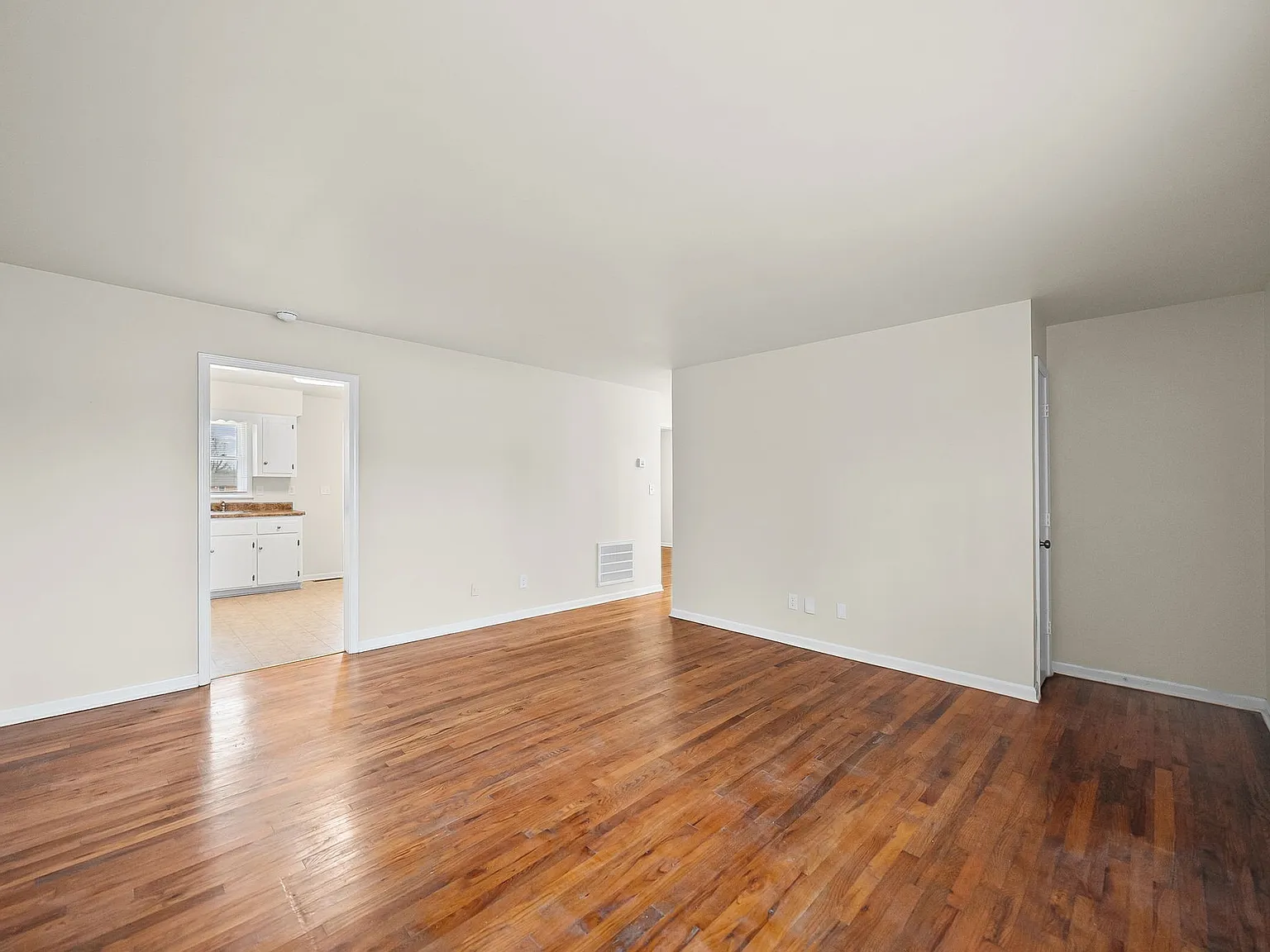 2 bed, 1.0 bath, 935 sqft, $895 — Photo 4
