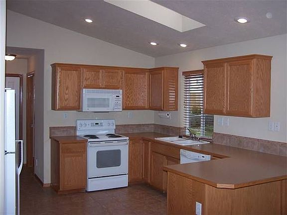 3rd image of 2919 E Pineglen Ave