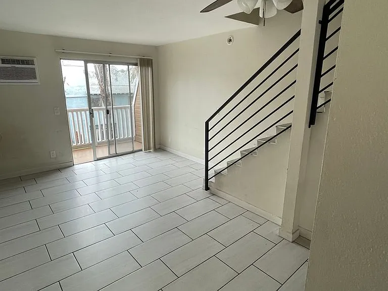 Las Palmas Apartments — Photo 3