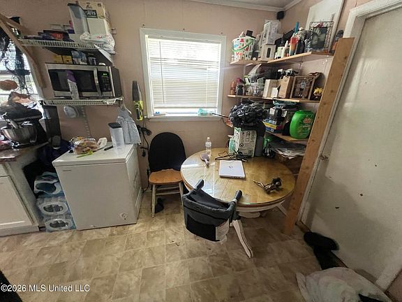 4th image of 3813 Camellia St