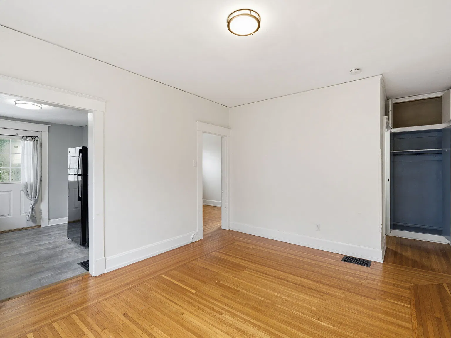 5 bed, 2200 sqft, $4,125 — Photo 4