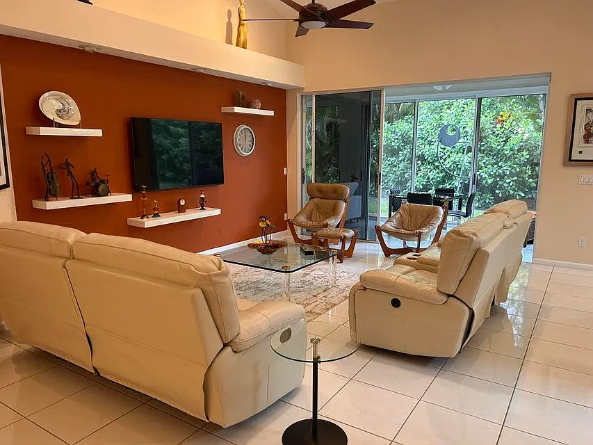 3 bed, 2.0 bath, 1936 sqft, $4,500 — Photo 2