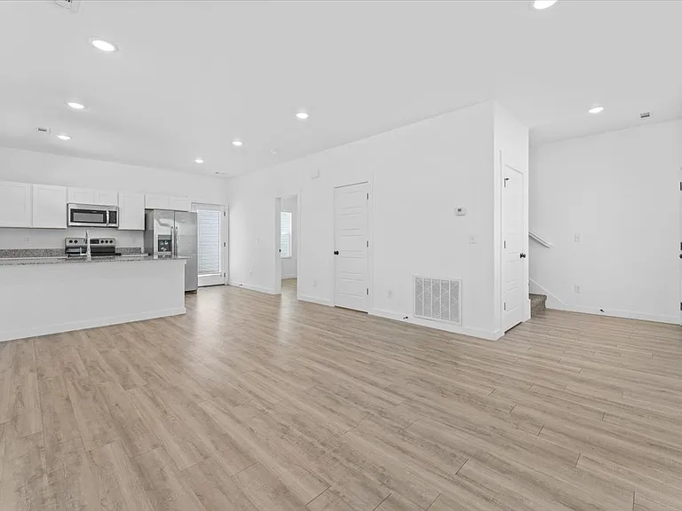 941 Ventnor Ave — Photo 8