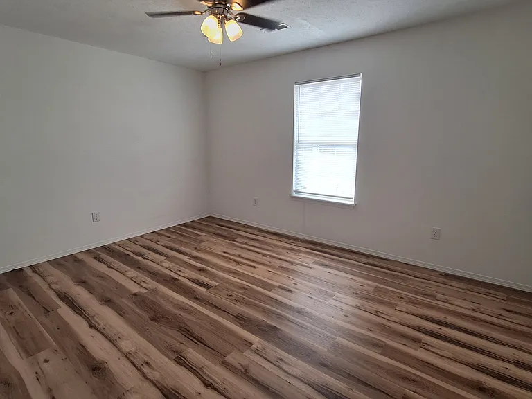 Collins Point Apartments — Photo 17