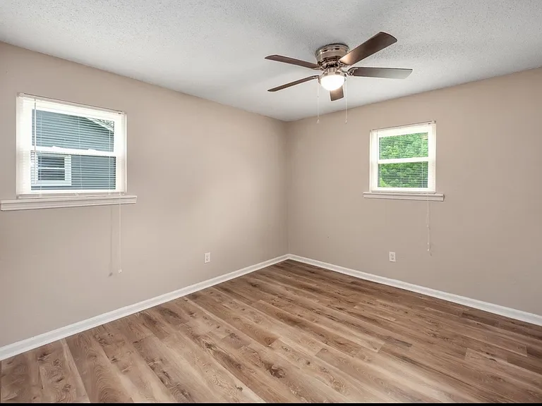 219 Melwood St — Photo 15
