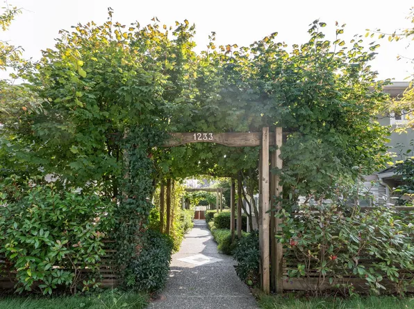 1233 W 16th St #2, North Vancouver, BC V7P 1R5