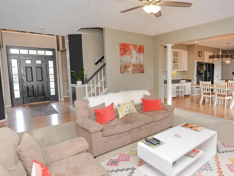 1867 Grovepointe Dr — Photo 2