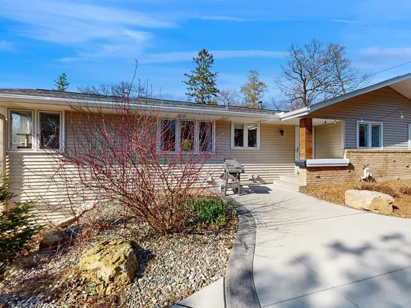 1300 Orkla Dr, Golden Valley, MN 55427