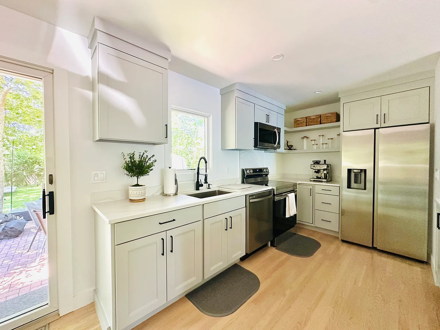 Summer Escape in Hampton Bays! Newly Renovated 4 Bedroom Retreat — Photo 4