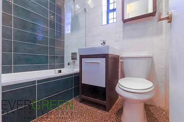 Rented by Evergreen Apartments BK | media 12