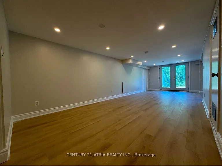 65 Newlin Cres #REAR GROUND FLR — Photo 6