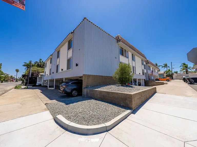 Modern University Crest Apartments 1 Month Free — Photo 2