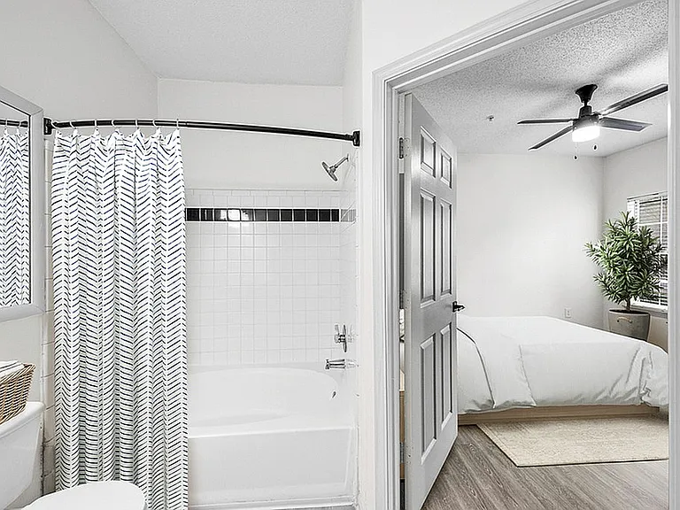 2x1 1087 sqft B1U - Bathroom
