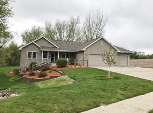 1602 Greenfield Dr, Marshalltown, IA 50158
