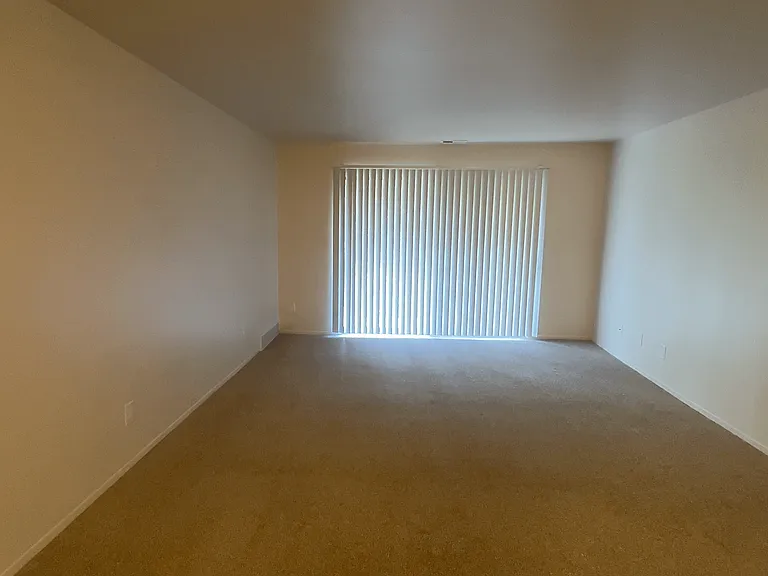 Lakeside Village Apartments — Photo 126