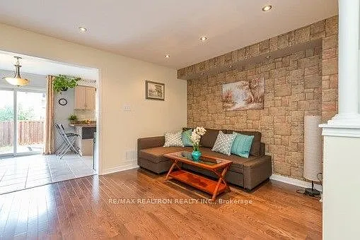 122 Benjamin Hood Cres — Photo 4