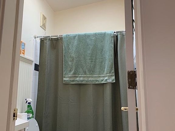 2nd image of 811A Jackson St