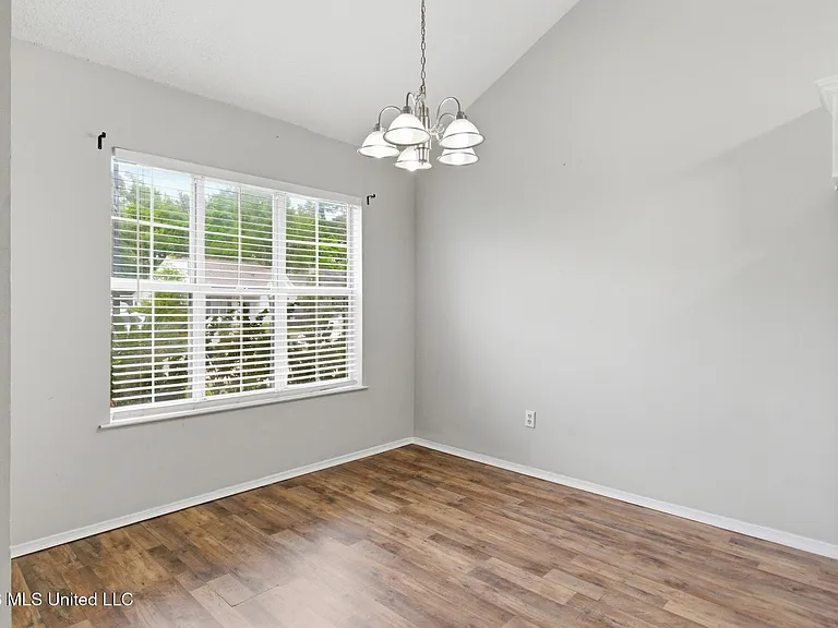 2387 Trafalgar Dr — Photo 8