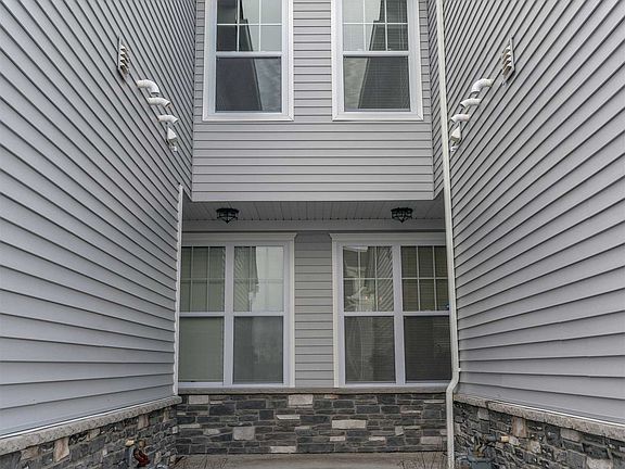 2nd image of 25 Lindentree Ln